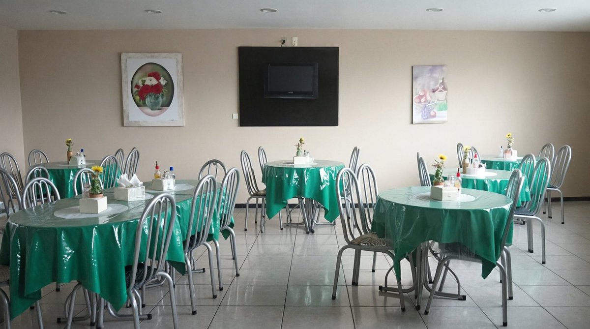 Salão do café da manhã do Hotel Frontal da Serra — mesas redondas e ambiente climatizado