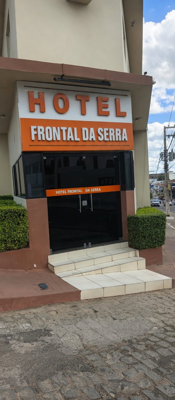 Fachada do Hotel Frontal da Serra em Serra Talhada, PE — entrada principal com letreiro laranja