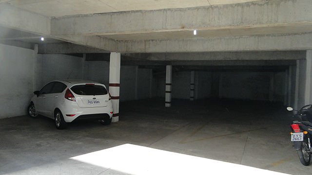 Garagem coberta do Hotel Frontal da Serra — estacionamento seguro para hóspedes