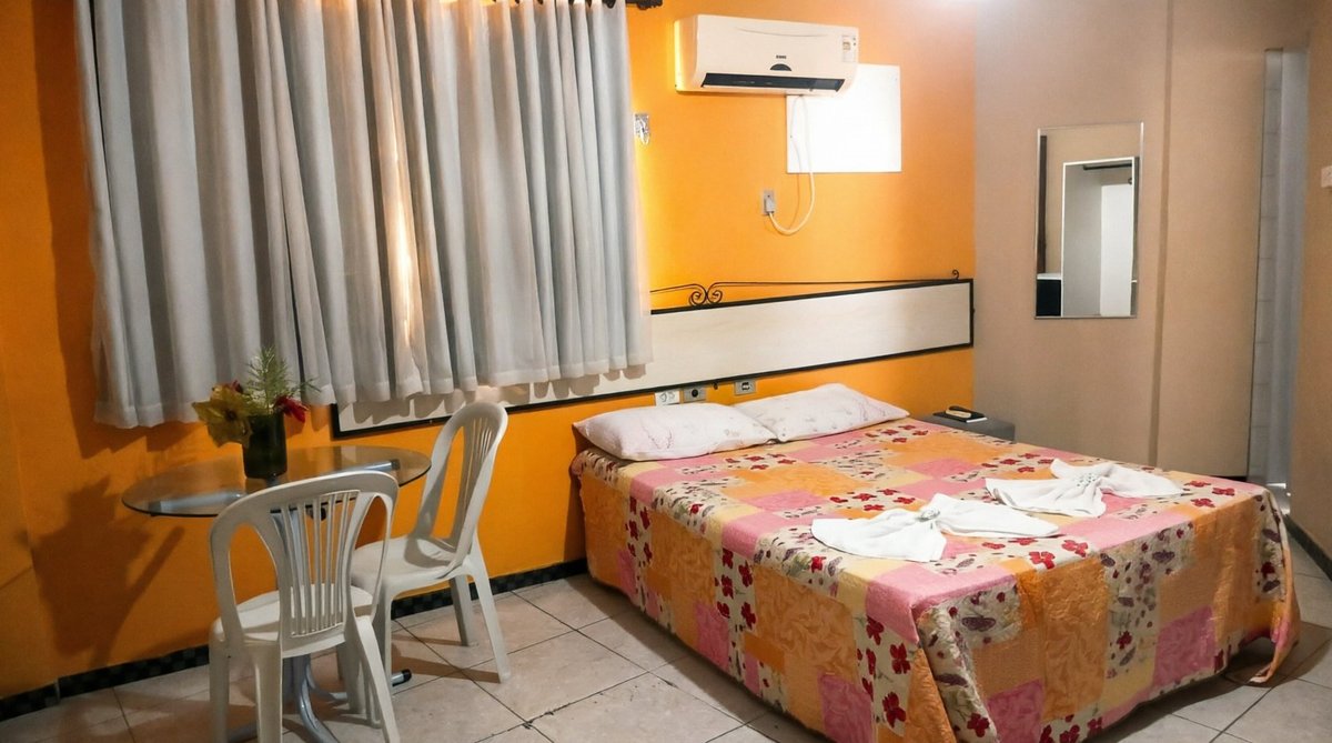Quarto de casal do Hotel Frontal da Serra — cama de casal, ar condicionado split e cortinas